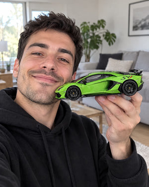 Mann hält einen grünen Lamborghini SVJ als Motor Mist-Modellauto in die Kamera
